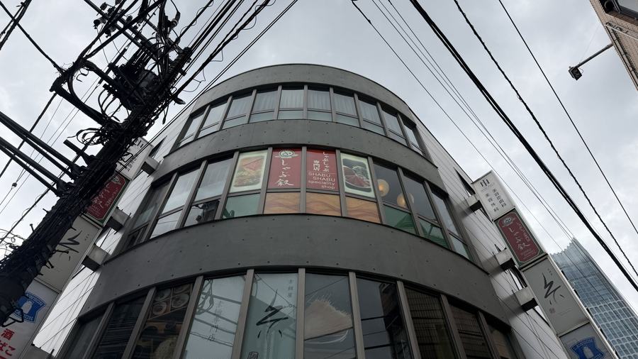 The building in Kabukicho with Shabujo signs on the 3rd floor